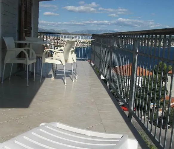 With Splendid Sea View Traù